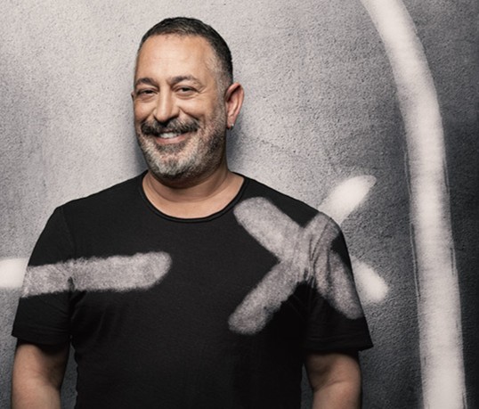 Cem Yilmaz brengt een nieuwe stand-up special uit op Netflix